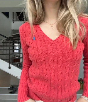 Stickad Ralph lauren tröja - V-ringad kabel stickad Ralph Lauren tröja. I nyskick