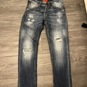 Slim fit jeans - Säljer dessa jeans pågrund utav att de är alldeles för små för mig. Det är storlek 28/30. Skick 9/10. Nypris 899. Mitt pris 349