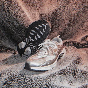 Nikes ☆ - Gamla riktiga y2k nikes!  Jätte coola nikes, i bra kondition.  Dom är vita med silver och ljusblåa detaljer ~☆  (Obs: priset är inte hugt i sten) 