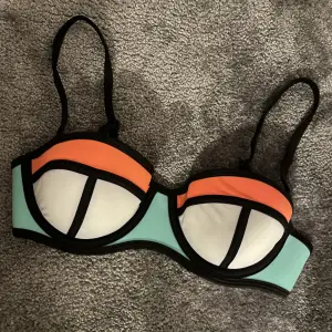 Super sött bikini sett! oanvänd av mig!😍💕 den är liten i storleken