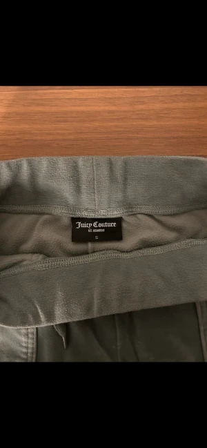 Juciy counture  - Säljer ett par ljus gröna jucy på grund av att de är för korta på mig som är 175, de skulle passa en som är 165 upp till 170cm. Knapparna där fram har tyvärr gått av, därefter kan vi diskutera pris annars så är de i ett bra skick. 🥰