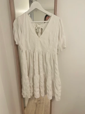 Klänning - Min tänkta studentklänning , men hittade en ny i sista sekund. Helt oanvänd. Stl M och från bubbleroom.