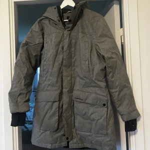 Vinterjacka - En vinterjacka ifrån Everest i storlek 40/M . Jackan är i bra skick och är varm och bekväm. Små prickarn (se bild 3) annars är det inga skador eller liknande på jackan❤️ 100% polyester   Nypris: cirka 1499kr