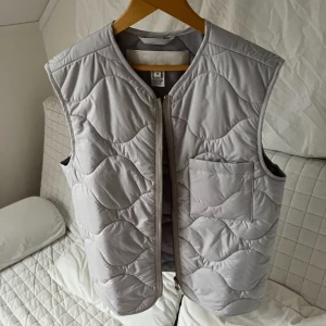 Arket Väst - Detta är en fin väst från Arket som tyvärr bara kommit till användning en gång så den är i väldigt fint skick, storleken är 46 (herr)❤️