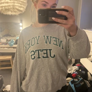 Sweatshirt med tryck - Superfin oversized sweatshirt med tryck som tyvärr inte kommer till användning! Inte använd många gånger, så inga deffekter❣️