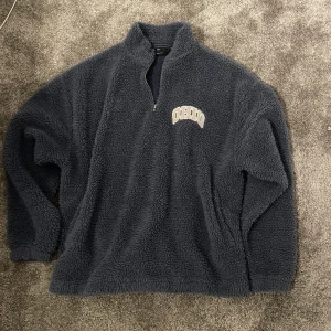 Fleece  - Blå fleece från asos, knappt använd.  Size: M