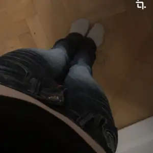 Ett par as snygga bootcut lågmidjade jeans. Dragkedjan är lite sönder men jag tror att det går att laga enkelt!!