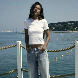 Vit t-shirt ribbad  - Så snygg o clean t-shirt från zara som jag säljer då jag har två stycken! Använd typ 4 gånger så fint skick! 