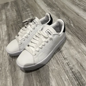 Adidas skor  - Sjukt fina adidas skor som aldrig är använda med prislapp kvar, skicka privat om bilder eller vid intresse 🫶🏼