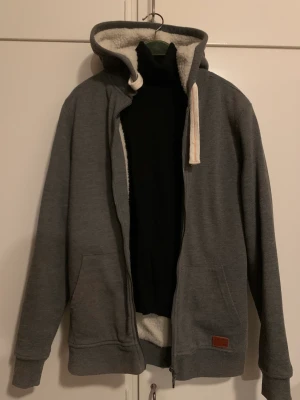 Blend kofta - Super mysig blend kofta som är perfekt nu för kylan den har inga defekter men är använd pris kan diskuteras 