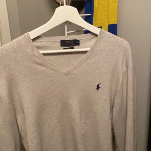 Ralph Lauren V-ringad - Säljer nu min assnygga Ralph Lauren tröja! Den är använd sparsamt och gjort av det sköna och eleganta Pima-bomull! Skriv för frågor! Finns endast en liten svart fläck som knappast syns när man har på sig den! Går säkert att tvätta bort!