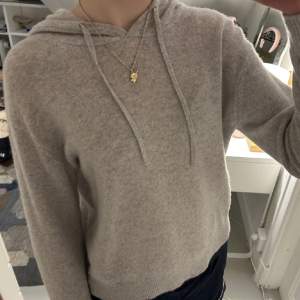Säljer denna supersöt stickade hoodie från Lindex🤍sänker pris vid snabbt köp!!