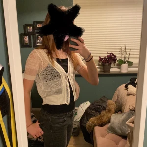 En tunn liten kofta med korta ärmar❤️🫶🏻😽 - Fin liten väldigt tunn kofta typ❤️ Den är i ett typ nätigt material som man kan se på bilden💕 Står ingen storlek men skulle säga att det är en XXS🫶🏻 Super gulliga knappar💗 