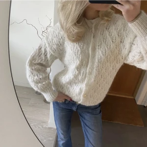 Stickad kofta - Stickad kofta som verkligen är så fin! Köpt från en tjej här på plick men tyckte inte den passade mig så bra. LÅNAD BILD!!💕