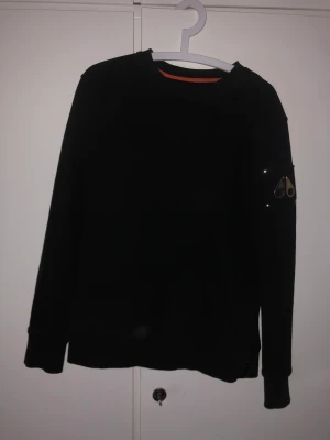 Moose Knuckles sweatshirt - Säljer nu min moose knuckles tröja för den används inte längre. Har haft den ett tag men knappt använd. Kvitto finns köpt på johnells för 2699kr. Priset går att diskuteras vid en snabb affär.