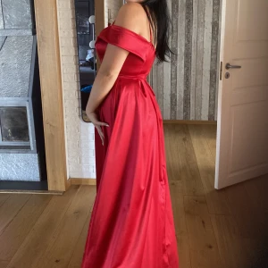 Balklänning - Säljer min balklänning nypris 1899kr säljer för 700, kan disskutera pris.