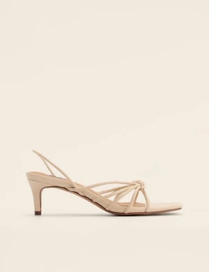 Låga klackar Nakd  - Säljer mina mules från Nakd i beige. Aldrig kommit till användning, sköna och bekväma. Stl 40 men passar 39 även 💕🩷