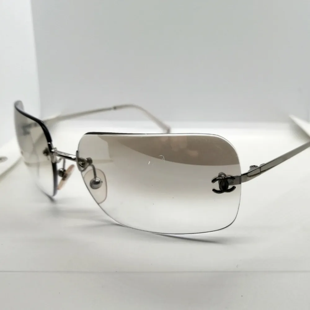 Solglasögon från Chanel köpta på Vestiaire 2022. Var i stort sett nya när jag köpte dem och har knappt använts sedan dess. Tillkommer glasögonfodral. Kan skicka fler bilder ifall det önskas! 🩷. Accessoarer.