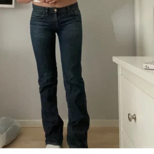 Lågmidjade jeans - Hej jag säljer mina lågmidjade jeans pågrund av att dom inte kommer till användning längre dom är i bra fint skick. Dom är köpta här på plick tidigare. (Bilderna är inte mina dom är från personen jag köpte dom av)