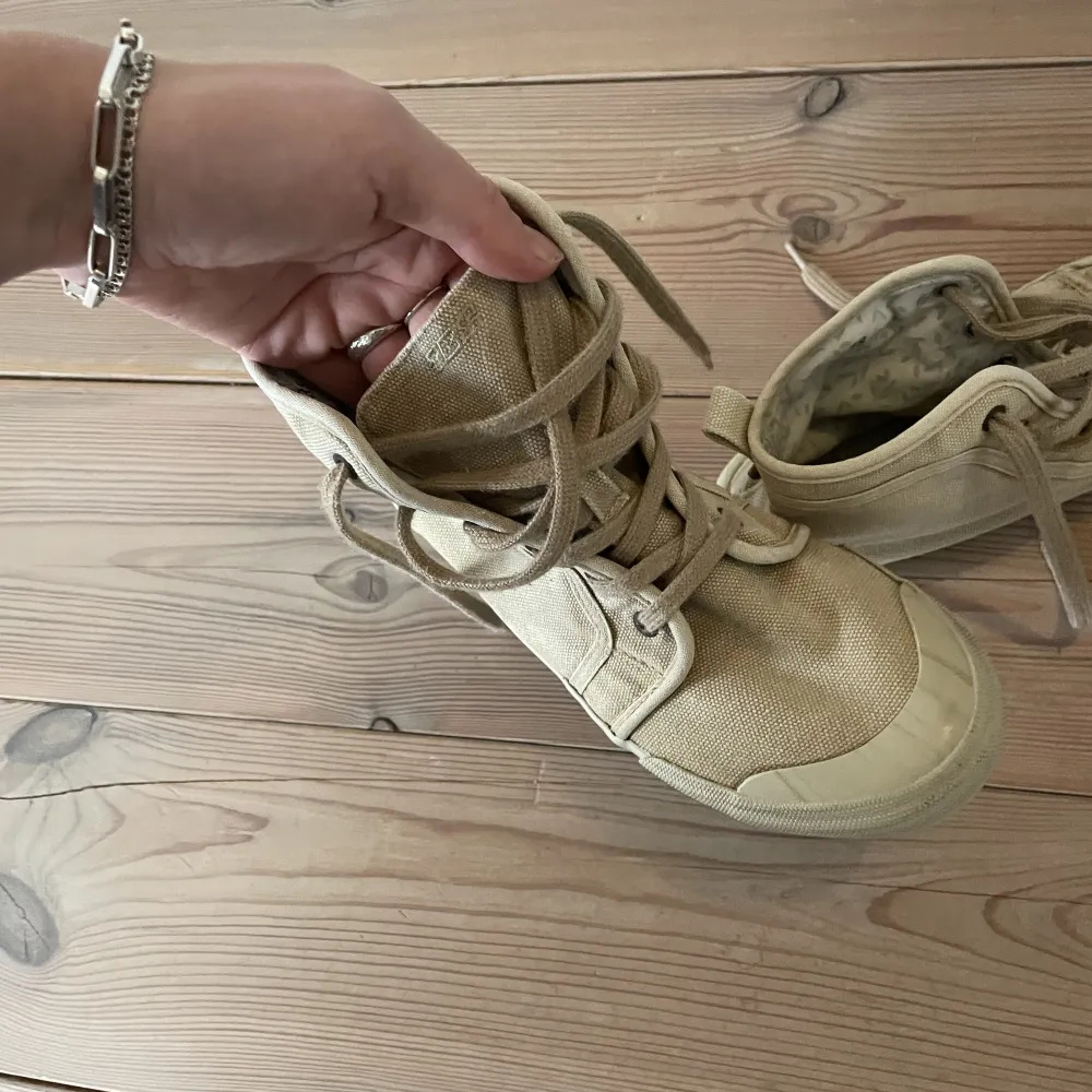 Skitsnygga beiga sneakers som tyvärr är lite för små för mig! Skriv privat för fler bilder💕. Skor.