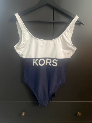 Michael Kors Swimsuit - Säljer en helt ny, endast upptvättad baddräkt från Michael Kors. Stl M men ganska liten i stl. 