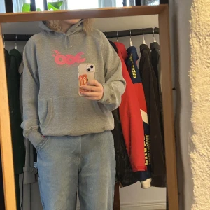 Snowboard hoodie - Super skön och mysig grå hoodie från val Thorens, har två små fläckar som syns på bild 2, men de går nog bort med diskmedel! 