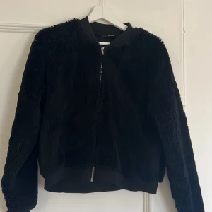Fluffig jacka - En fin fluffig jacka i storlek medium och är i använt skick. Lite nopprig på insidan annars inga defekter.