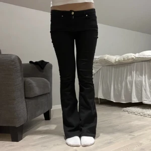 Svarta lågmidjade jeans - Jättefina lågmidjade bootcutjeans köpta här på plick💓, innerbenslängd 80, midjemått cirka 80, dom är stretchiga och sköna