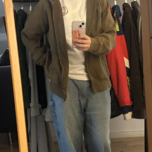 Militärgrön tröja - Munkjacka köpt secondhand med bilar på ena ärmen, köpt secondhand så är inte nyskick men ändå otroligt mjuk och skön, inga tydliga defekter!