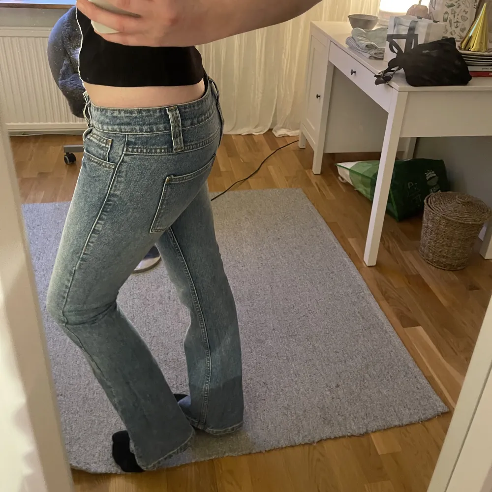 Modell ”kylie” från brandy Melville. Lågmidjade och utsvängda i fin blå nyans (mina egna bilder är mörkare). Endast använda ett par gånger. Köpta för 500. Dubbelkolla gärna med mig innan du trycker på ”köp nu” 😊. Jeans & Byxor.