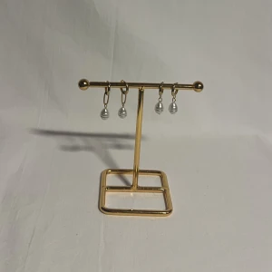 StilSthlm  - Super snygga örhängen! Finns i guld och liknande i silver.  Köp för 99kr/st Eller 189kr/paret. Modell 126 Smyckes ställningen finns även att köpa för 299kr!