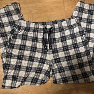 Mysiga pyjamasbyxor som inte länge används, nypris 399 kr<3