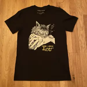 En T-Shirt ifrån ”Junji Ito Collection”. Aldrig använd och är i bästa möjliga skick. I storlek M men passar även S.