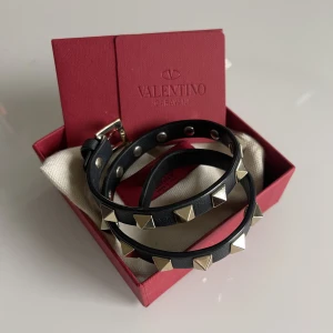 Valentino dubbel armband  - Säljer mitt valentino armband med box, påse, älthetsbevis och extra nitar tillgängliga! Nypris 3400 kr! 