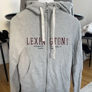 Lexington tröja  - Grå Lexington tröja, bra skick 