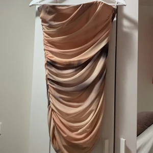 Helt ny klänning  - En o använd klänning, prislappen fortfarande på. Den är i storlek M. Jag säljer de för 300kr original pris 400kr