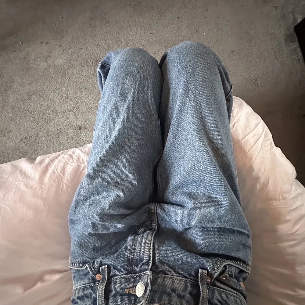 arrow low straight jeans från weekday som jag nästan aldrig andvänt, skulle nog säga att byxirna är i storlek S (27/32). Jeans & Byxor.
