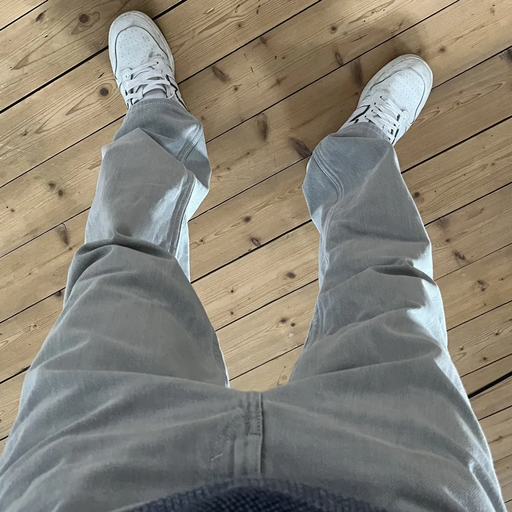 Väldigt snygga och bekväma gråa jeans från weekday. Modellen är ”Voyage”. Skicket är 10/10 inget fel. Dom passar någon som är mellan 172-180cm. Första bilden är tagen från internet som är den riktiga modellen.. Jeans & Byxor.