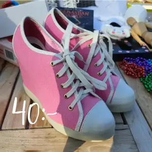 såå söta rosa skor med klack! nyskick/tror ej de är använda :) 💕