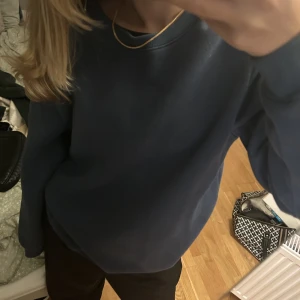 Mörkblå sweatshirt - Snygg och skön oversized sweatshirt!
