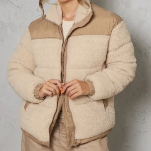 Puffer jacket - Super fin och gosig puffer jacket från PLT. Väldigt fint skick endast använd ett fåtal ggr. Strl S. Köptes för 730kr och säljer för 360kr. 