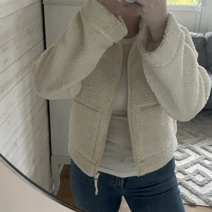 Teddy jacka  - Knappt använd, från hm storlek S. Superfint skick. 