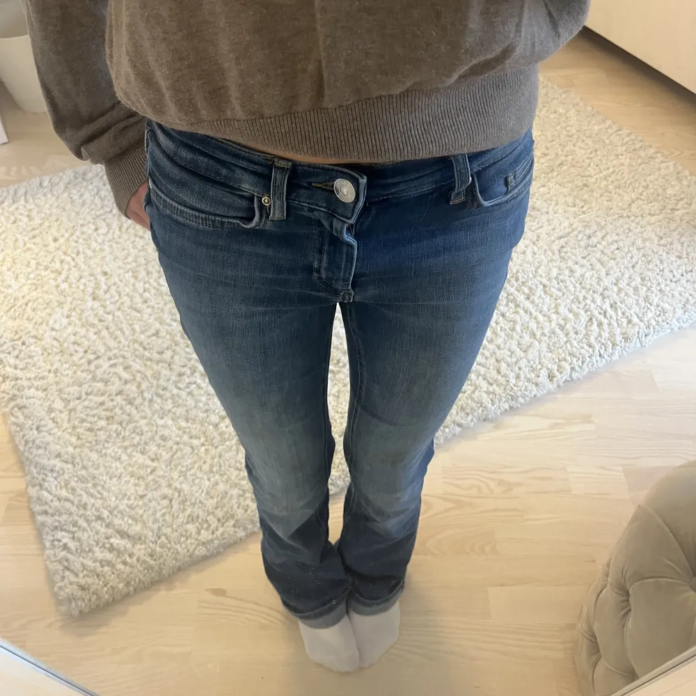 Säljer dessa lågmidjade jeans från only då det är lite för långa men också för att jag rensar min garderob. Köpte för 500kr tror jag förra året. Köpte de i en butik någonstans.❤️😅Aldrig använda och  i bra skick. Skriv för frågor . Jeans & Byxor.