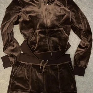 Helt nytt juicy set - Helt ny brun juicy set köpt från Wakakuu. Säljer för de inte kommer till användning. Endast testade. Nypris: 2300kr.