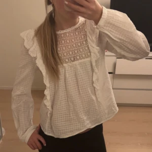 Zara blus - Säljer denna super fina zara blus som jag sparsamt använt!!