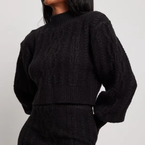 Stickad tröja  - Stickad tröja från nakd. Säljs för 200kr ordinarie pris 400kr. Fraktar endast och köparen står för frakten 🌸 Frågor eller funderingar? Skicka ett meddelande!🤍