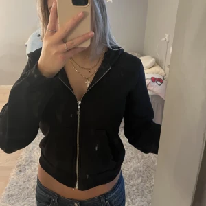 Kofta - Säljer denna zip up kofta som sitter as snyggt, storlek S, vet tyvär inte vart ifrån.💕