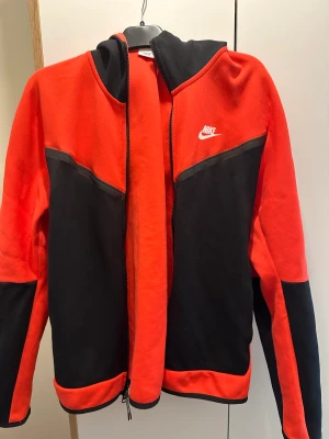 Nike tech fleece oanvänd (L) - Tröja som dammar bara, den är som ny. Har kvitto på nike app