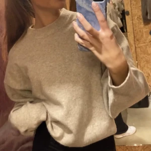 Stickad tröja - Stickad beige tröja från Weekday. Inte använd speciellt mycket men kanske lite nopprig längst ner. Går att ha till många outfits. Stl S🤍