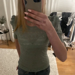 Fin spets blus❤️ - Säljer denna fina blus från vila. Jag säljer den för den aldrig kom till användning. Inga defekter eller tecken på användning. Nypris 330 säljer för 200.❤️